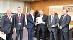 村上総務相（右から３人目）に要望書を手渡す平井知事（同４人目）ら＝２６日、東京・霞が関の総務省