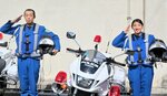 【 安全第一】「選手を安全に先導したい」と意気込む阪田一博巡査部長（左）と近藤詩歩巡査長＝倉吉市営陸上競技場