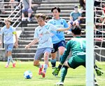 ガイナーレ鳥取―米子元気ＳＣ　ガイナーレは後半２１分、棚田（中央）が相手ＧＫとの１対１を制して３―０とリードを広げる＝オールガイナーレＹＡＪＩＮスタジアム