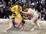 大相撲九州場所千秋楽、琴桜（右）がはたき込みで豊昇龍を破り、初優勝を決める＝２４日、福岡市の福岡国際センター