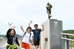 欄干にたたずむブロンズ像「帽子を被ったら歩いてみよう」を観賞しながら歩く参加者＝鳥取県倉吉市伊木の倉吉大橋