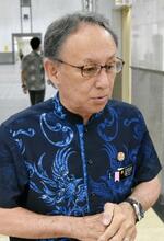 　記者団の取材に応じる沖縄県の玉城デニー知事＝８日午前、沖縄県庁