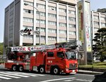 発生から７２年が経過した鳥取大火の記憶を風化させまいと鳥取市内をパレードする消防車＝１７日、鳥取県庁前