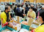 【次から次に】新鮮な地産品を買い求める人が絶えなかった野菜即売の「軽トラ市」