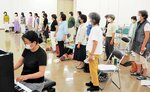 演奏会に向けて練習に励む団員ら＝２０日、鳥取市吉方温泉３丁目の市文化センター