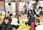 移住者同士の交流を楽しむ参加者＝１３日、新温泉町居組の「Ｗｏｒｋ　Ｃａｆｅ　Ｋｏｆｕｎｅｙａ」