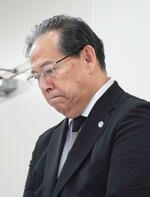 　記者会見するハリウッドワールド美容専門学校の古賀英次理事長＝４日午後、福岡県庁