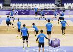 　試合会場で初練習するバレー男子日本代表＝パリ（共同）