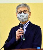 「屋内全体を常に暖房できる住まいが人を健康にする」と話す岩前副学長＝２６日、倉吉市上井１丁目の日本海新聞中部本社ホール
