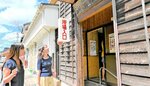 赤ちゃんを預け、新泉集落の共同浴場に向かう母親ら