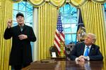 　米ホワイトハウスの大統領執務室で話すマスク氏（左）とトランプ大統領＝２月１１日（ＡＰ＝共同）