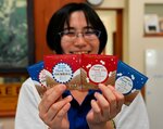 新たに制作されたサンキューカード＝１４日、鳥取市福部町湯山の鳥取砂丘ビジターセンター