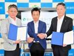 協定を結んだ自殺対策支援センターライフリンクの根岸副代表（中央）と田辺副町長（右）ら