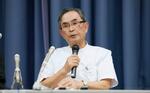 　記者会見する福岡和白病院の富永隆治院長＝６日夜、福岡市