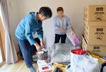 　手伝いに訪れた息子（左）と、入居が始まった仮設住宅に荷物を運び込んだ袖野里子さん＝１７日午前、岩手県大船渡市