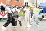 【気迫のステージ】土砂降りの中、登場した浜坂高ダンスサークル。降りしきる雨をものともせず華麗な踊りで会場を沸かせた