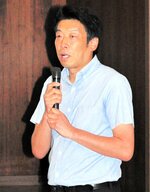 さまざまなことに挑戦することの楽しさを伝える小坂常務＝２６日、新温泉町浜坂の町商工会浜坂本所