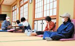 避難警報を聞き、公民館に避難してきた地元住民＝１５日午前１１時１９分、鳥取市佐治町加瀬木の町コミュニティセンター