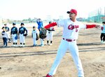子どもたちに投球を披露する森投手