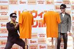 　イベントで、目隠しをしてＴシャツにジャック・オ・ランタンを描く矢本悠馬（左）と妻夫木聡＝１７日、東京都中央区