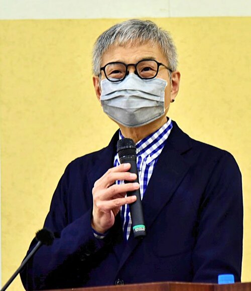「屋内全体を常に暖房できる住まいが人を健康にする」と話す岩前副学長＝２６日、倉吉市上井１丁目の日本海新聞中部本社ホール