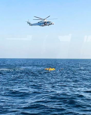 　海上で救助に当たる海保のヘリ＝６日午後５時１０分ごろ（第７管区海上保安本部提供）