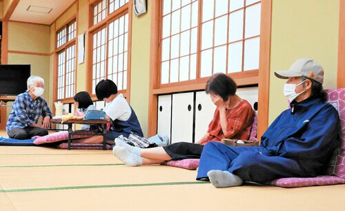 避難警報を聞き、公民館に避難してきた地元住民＝１５日午前１１時１９分、鳥取市佐治町加瀬木の町コミュニティセンター