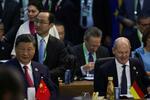 　Ｇ２０サミットに出席した中国の習近平国家主席（左）とドイツのショルツ首相＝１８日、リオデジャネイロ（ロイター＝共同）