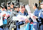 晴れやかな笑顔を浮かべ在校生らに見送られる卒業生＝１０日、香美町小代区実山の小代中