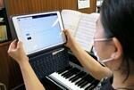 　音楽室で音のクイズを作る子ども＝１０月、東京都目黒区立駒場小
