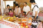 約３００種類の商品がそろうグッズコーナー＝２０１２年８月４日掲載、三朝町