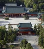 　塗装修理することになった平安神宮＝京都市