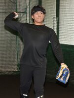 自主トレーニングでキャッチボールする山本選手＝２４日、米子市のどらドラパーク米子市民球場 同素材の画像