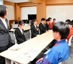 会話実践の感想を発表する新入社員