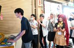 音楽ゲームを通じて交流を楽しむファンら