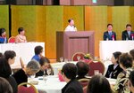 あいさつする野津会長
