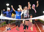 仲間と一緒にフィニッシュゲートに飛び込む選手（右から２人目）＝１４日、米子市東山町のどらドラパーク米子陸上競技場