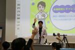 　イベントで枡太一さんと観察実験する様子＝２０２４年１１月、東京都品川区