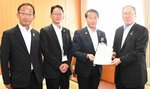 要請書を児嶋会長（右）に渡す（左から）足羽教育長、平川局長、平井知事＝２８日、鳥取市本町３丁目の鳥取県商工会議所連合会
