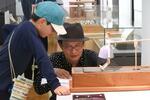 　中原中也の詩をテーマにした作品を解説する作家原田和明さん（右）と小学生＝山口市の中原中也記念館