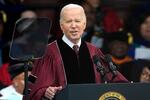 　１９日、米ジョージア州アトランタのモアハウス大卒業式で演説するバイデン大統領（ＡＰ＝共同）