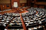 　日本学術会議を「国の特別機関」から特殊法人に移行させる法案が審議入りした参院本会議＝２８日午前