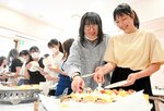 楽しそうにケーキを選ぶ学生
