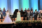 美しい歌声を響かせる出演者＝２日、米子市公会堂 