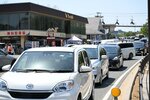 大型連休後半に入り、にぎわう鳥取市の鳥取砂丘＝３日午前
