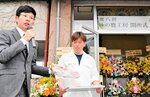 開所式で商品を紹介する尾関社長（左）＝２０日、新温泉町石橋
