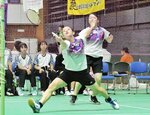 バドミントン女子団体１回戦・鳥取敬愛―富山商　第２ダブルスで競り合う鳥取敬愛の（手前から）池淵・谷本組＝札幌市の北海きたえーる