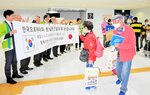 ４月に運航された米子―ソウル連続チャーター便利用の訪日客を歓迎する関係者。定期便化が決まり交流復活の期待が高まる＝４月９日、米子鬼太郎空港
