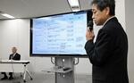 　４月のＥＴＣ障害で、料金支払い済みの利用者への還元方法を説明する中日本高速道路の担当者。奥は縄田正社長＝２日午後、名古屋市