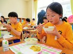 落合関の考えた献立の給食を食べる児童ら＝１７日、倉吉市の成徳小